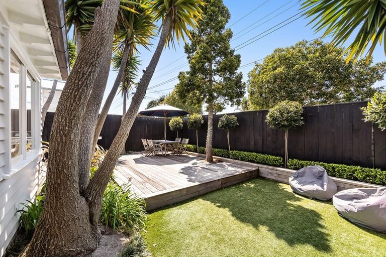 Photo of property in 14a Pelham Avenue, Point Chevalier, Auckland, 1022