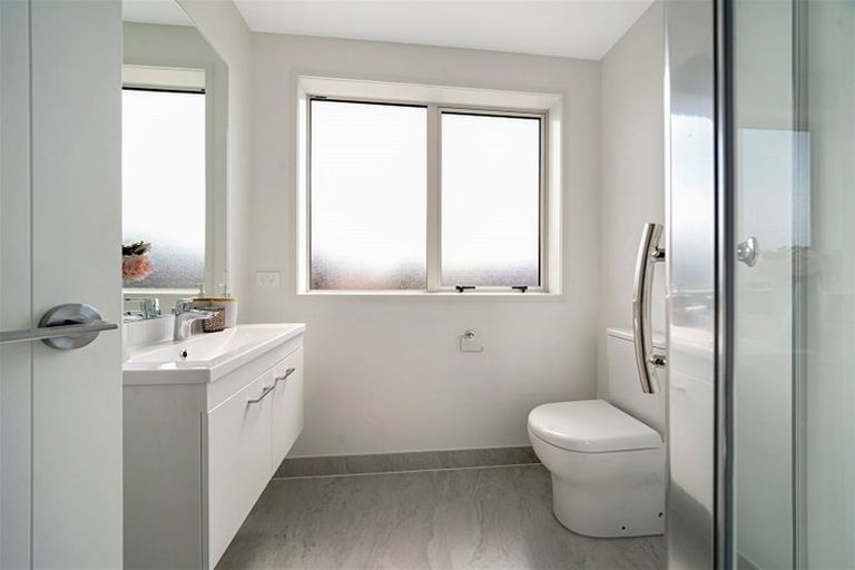 Photo of property in 14c Kirrie Avenue, Te Atatu South, Auckland, 0610