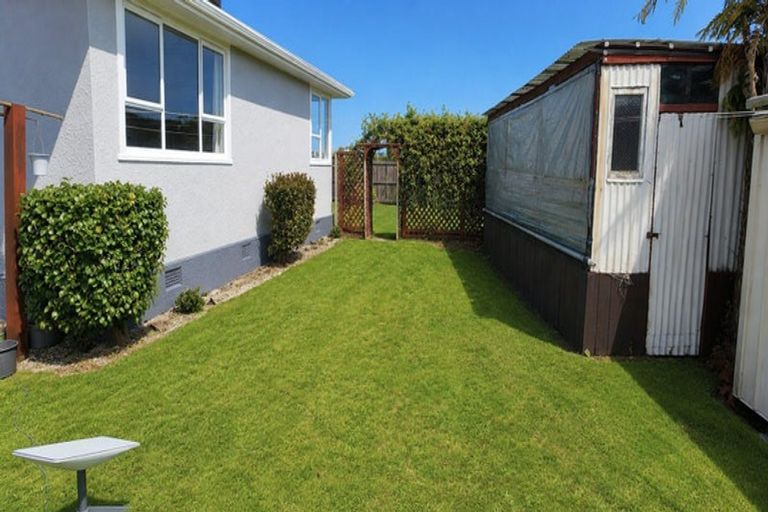 Photo of property in 17 Kairau Road West, Sentry Hill, New Plymouth, 4373