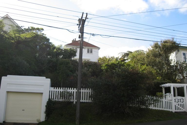 Photo of property in 10 Newcombe Crescent, Karori, Wellington, 6012