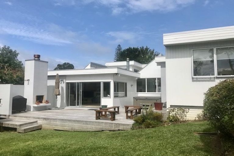 Photo of property in 16 Prestige Place, Castor Bay, Auckland, 0620