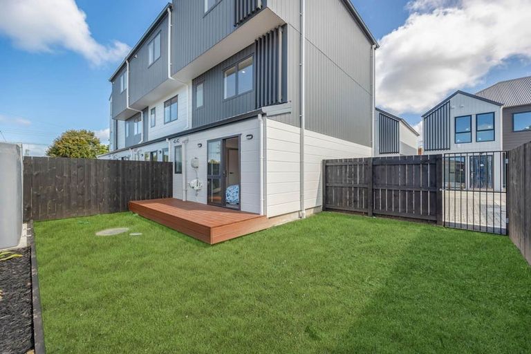Photo of property in 2/25 Taikata Road, Te Atatu Peninsula, Auckland, 0610