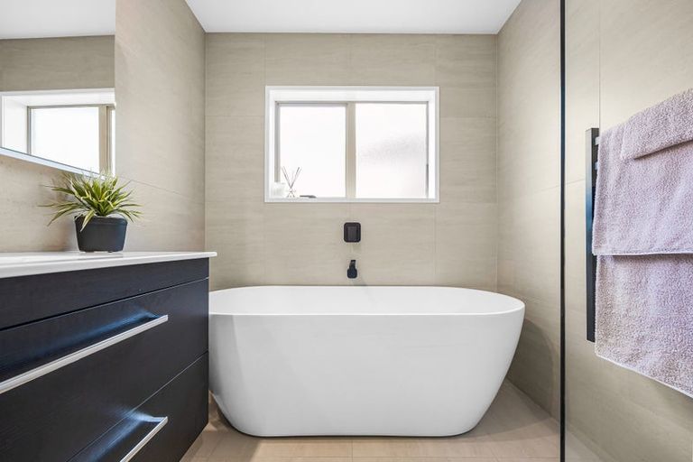 Photo of property in 30 Vermeer Place, West Harbour, Auckland, 0618