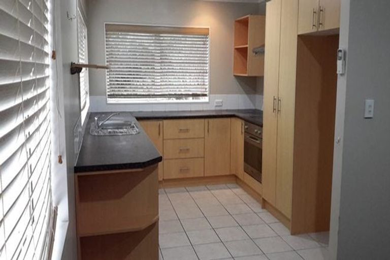 Photo of property in 2/390 Glenfield Road, Glenfield, Auckland, 0629