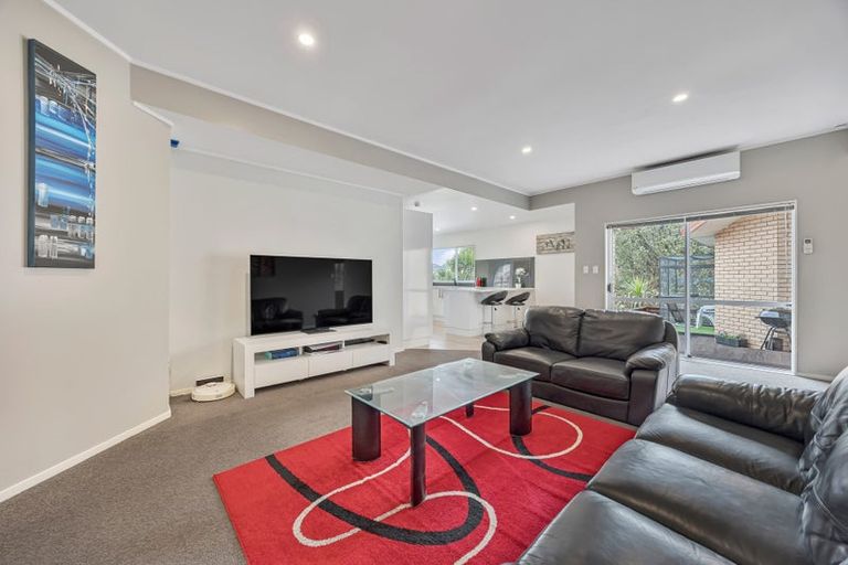 Photo of property in 6 Hanly Close, West Harbour, Auckland, 0618