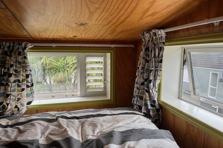 Photo of property in 51 Onewa Road, Northcote, Auckland, 0627