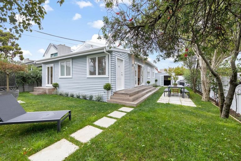 Photo of property in 24 Walmer Road, Point Chevalier, Auckland, 1022