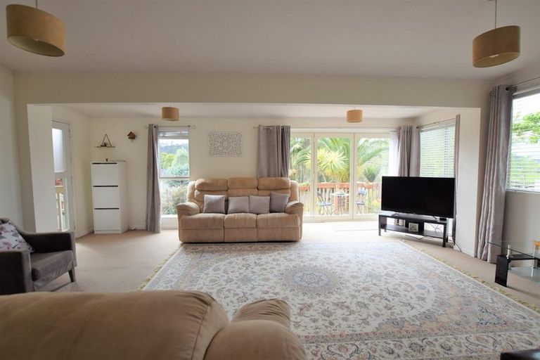 Photo of property in 21 Grassmere Road, Henderson Valley, Auckland, 0612