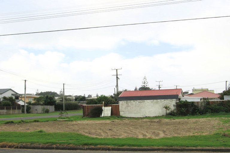 Photo of property in 17 Waimea Road, Waikanae Beach, Waikanae, 5036