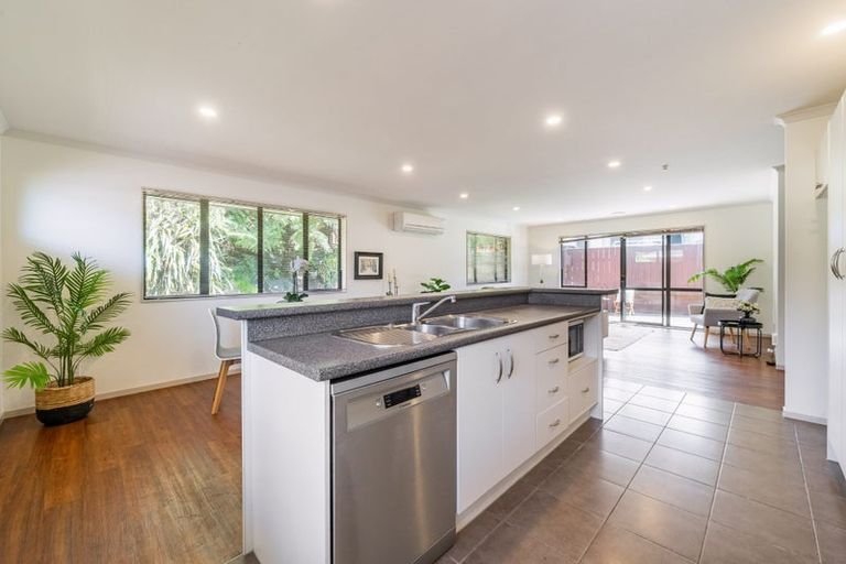 Photo of property in 6 Mcewen Crescent, Riverstone Terraces, Upper Hutt, 5018