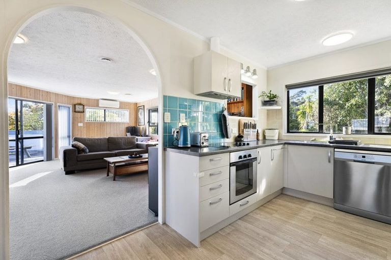Photo of property in 10 Randal Place, Bayview, Auckland, 0629