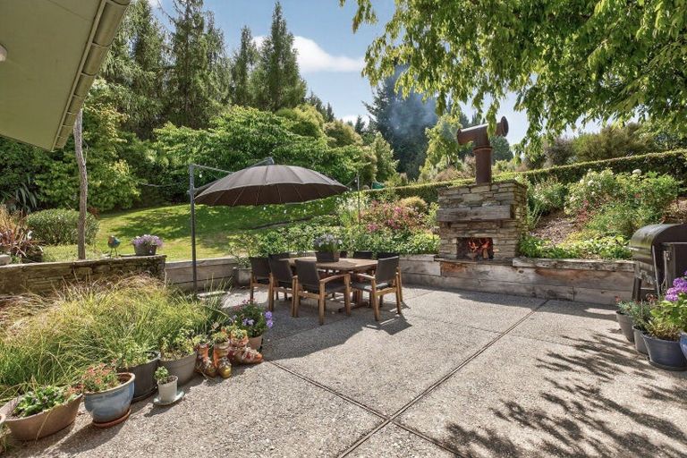 Photo of property in 52 Kirimoko Crescent, Wanaka, 9305