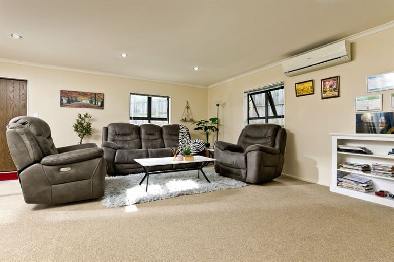 Photo of property in 84 Tiriwa Drive, Massey, Auckland, 0614