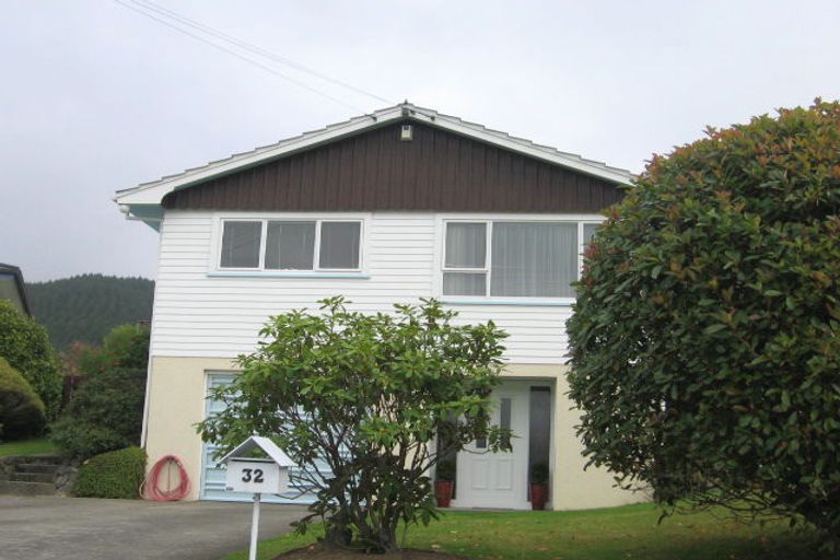 Photo of property in 32 Saint Edmund Crescent, Tawa, Wellington, 5028