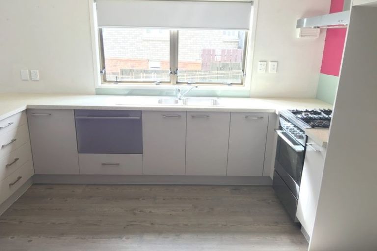 Photo of property in 2/2 Sunnynook Road, Sunnynook, Auckland, 0620