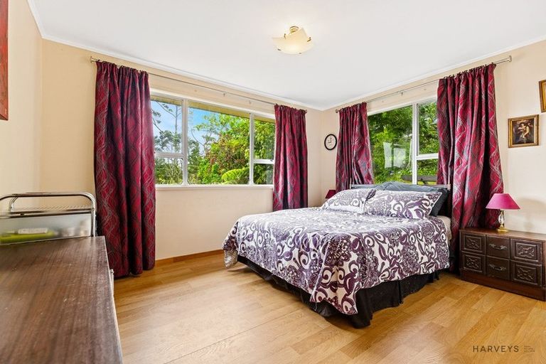 Photo of property in 30 Staincross Street, Green Bay, Auckland, 0604