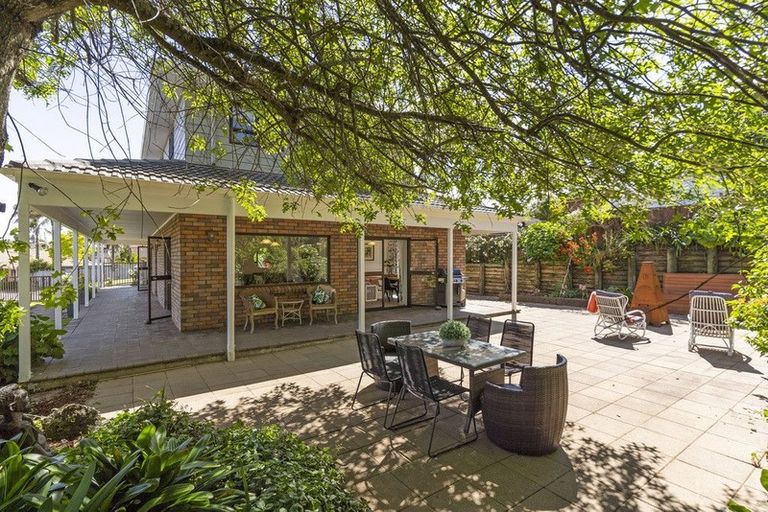 Photo of property in 27 Lexington Drive, Botany Downs, Auckland, 2010