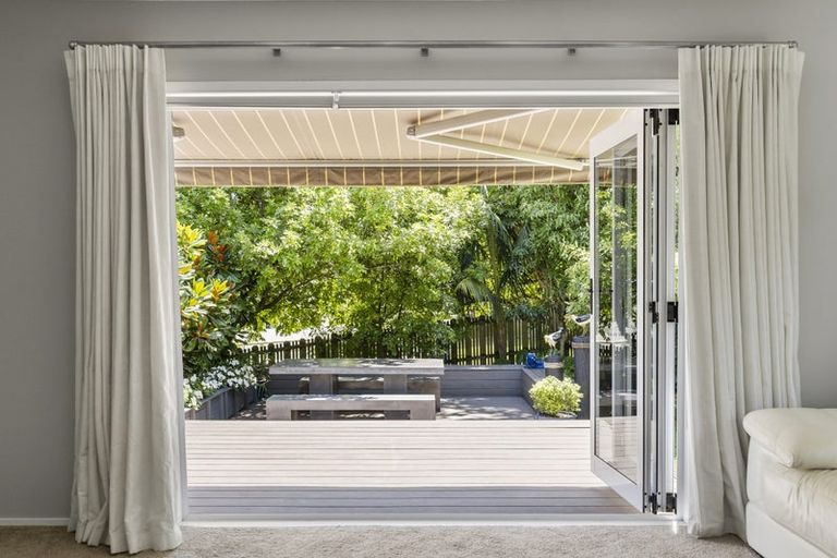 Photo of property in 6 Mallard Place, Unsworth Heights, Auckland, 0632