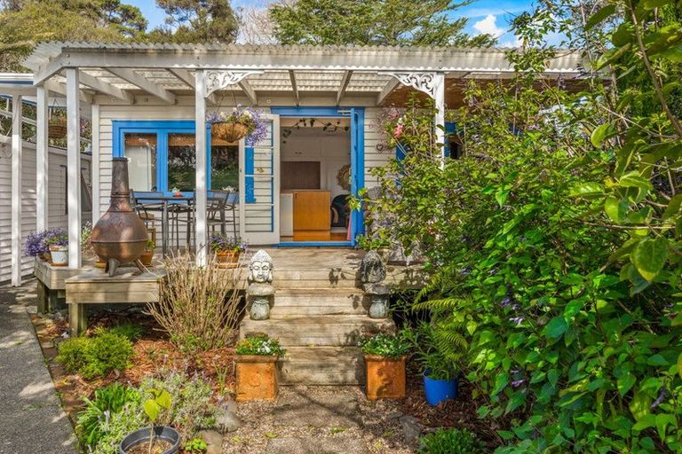 Photo of property in 32 Ferry Parade, Herald Island, Auckland, 0618