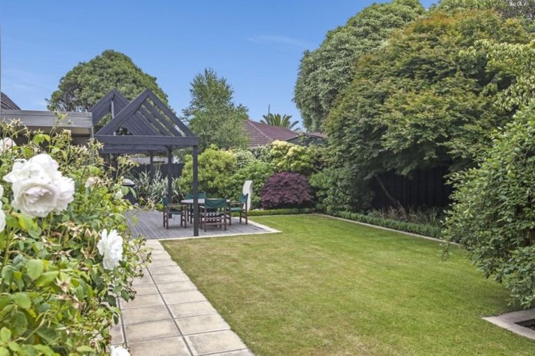 Photo of property in 18 Lombard Place, Avonhead, Christchurch, 8042