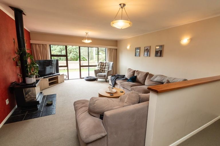 Photo of property in 9 Pinkerton Grove, Newlands, Wellington, 6037