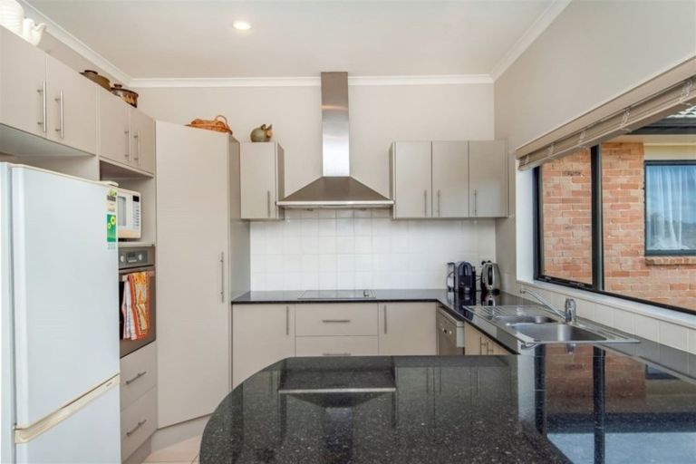 Photo of property in 24 Nimstedt Avenue, Oteha, Auckland, 0632