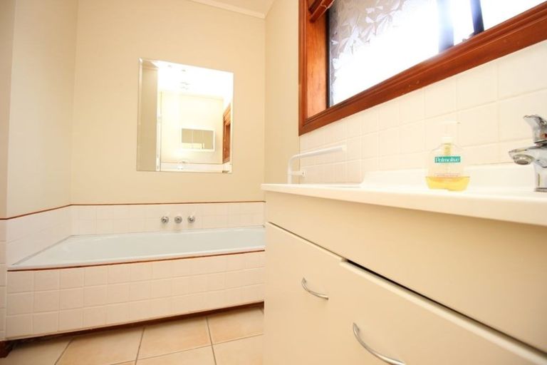 Photo of property in 37 Thorburn Avenue, Red Beach, 0932