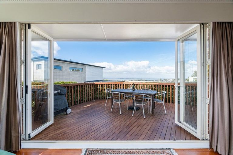 Photo of property in 8a Ava Avenue, Titirangi, Auckland, 0604