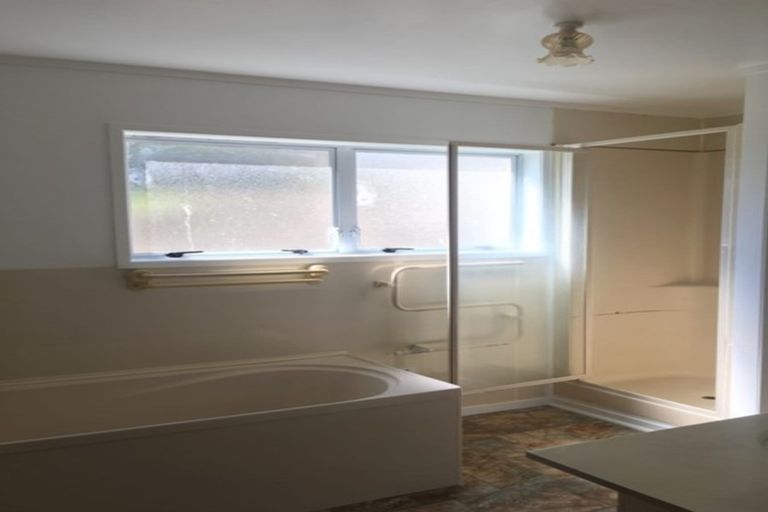 Photo of property in 303 Glenfield Road, Glenfield, Auckland, 0629