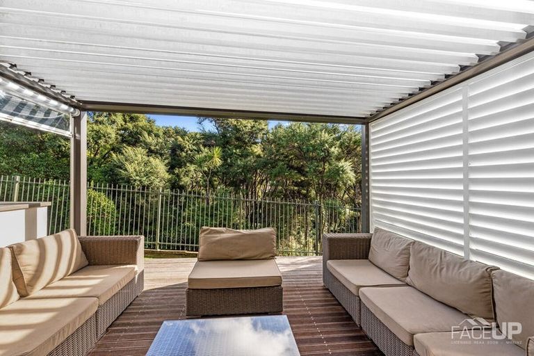 Photo of property in 18 Rosetti Rise, West Harbour, Auckland, 0618