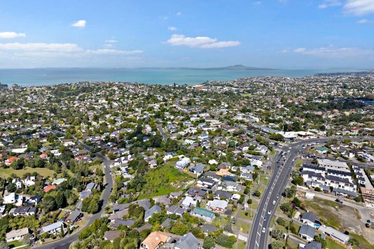 Photo of property in 899a East Coast Road, Northcross, Auckland, 0632