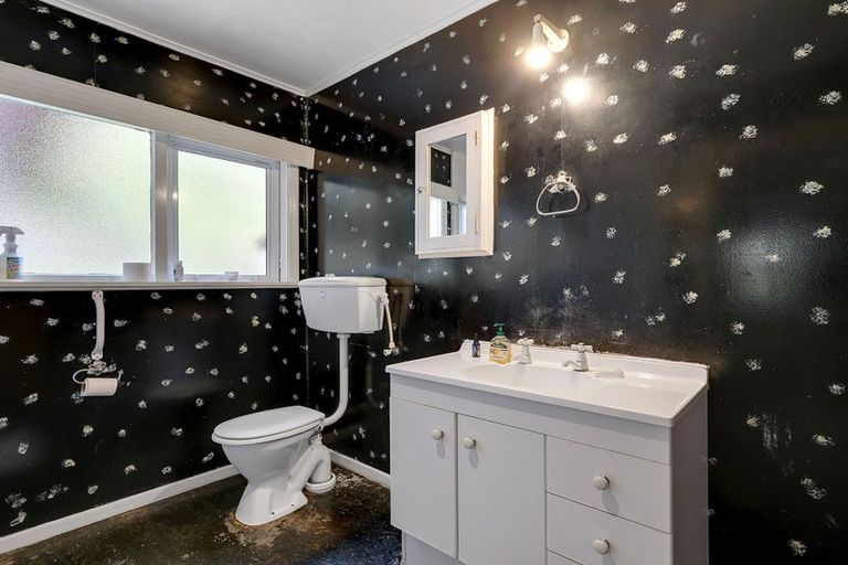 Photo of property in 84 Newlands Road, Newlands, Wellington, 6037