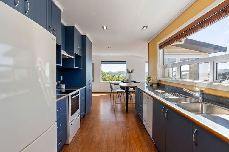 Photo of property in 32 Brooker Grove, Newlands, Wellington, 6037