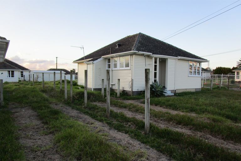 Photo of property in 40 Roberts Avenue, Bayswater, Auckland, 0622