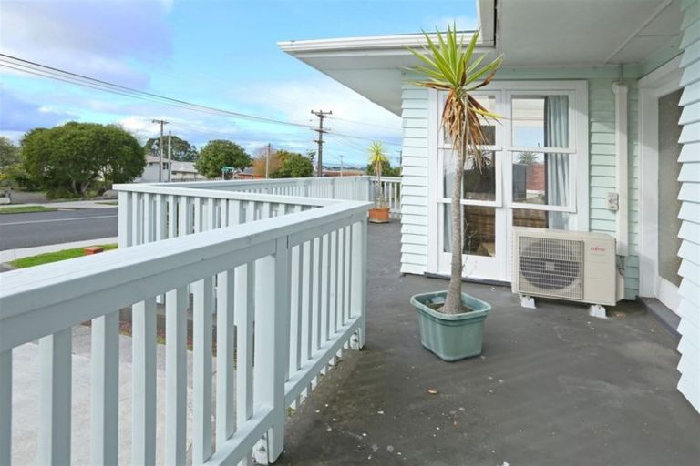 Photo of property in 72 Waimumu Road, Massey, Auckland, 0614