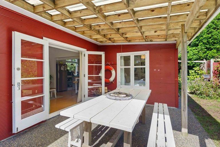 Photo of property in 42 Field Way, Waikanae Beach, Waikanae, 5036