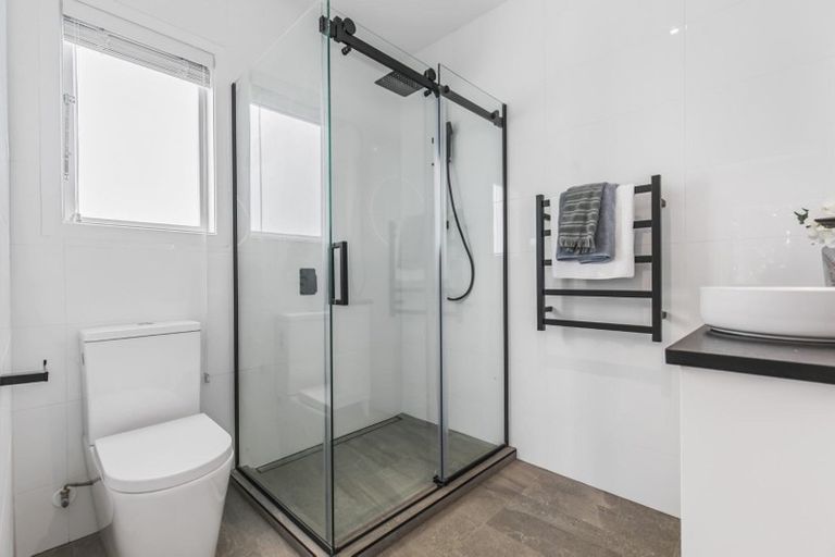 Photo of property in 1/13 Eversleigh Road, Belmont, Auckland, 0622