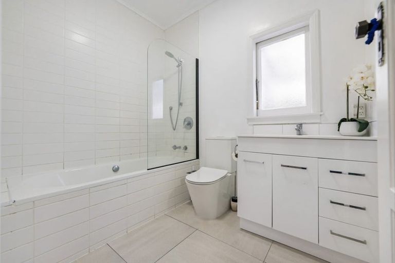 Photo of property in 98 Millbrook Road, Sunnyvale, Auckland, 0612