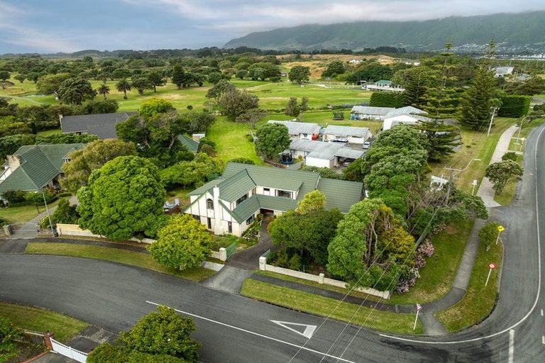 Photo of property in 2 Lavinia Grove, Waikanae Beach, Waikanae, 5036