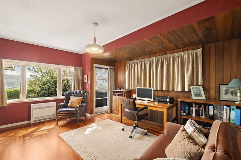 Photo of property in 70 Nevay Road, Karaka Bays, Wellington, 6022