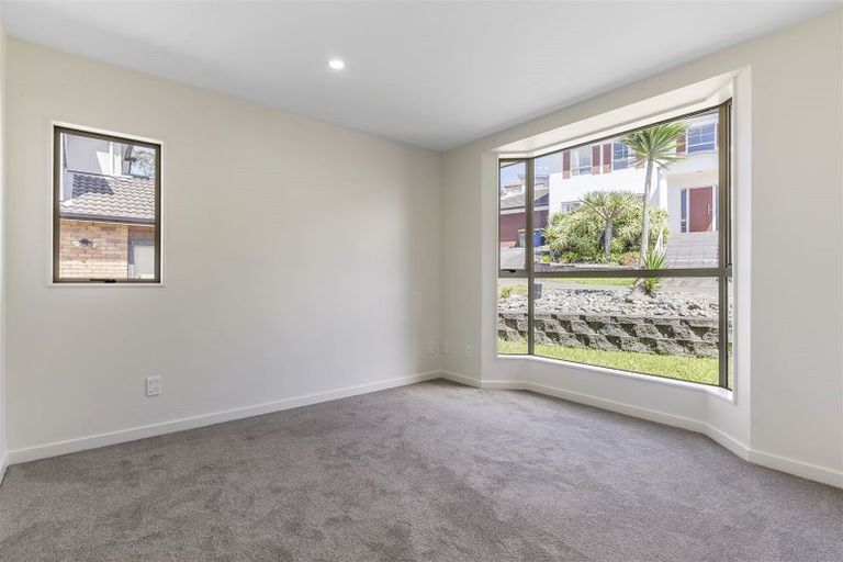 Photo of property in 14 Spoonbill Place, Unsworth Heights, Auckland, 0632