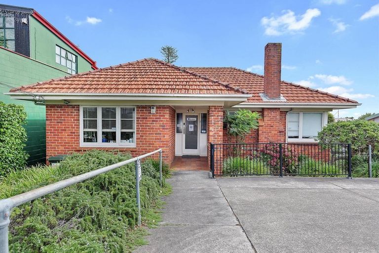 Photo of property in 1/28 Uxbridge Road, Mellons Bay, Auckland, 2014