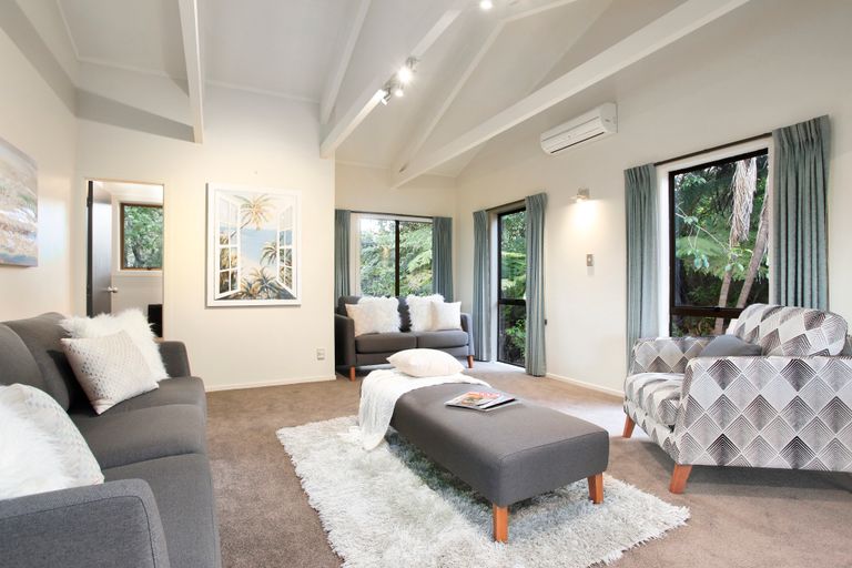 Photo of property in 24 Atarua Gardens, Waiatarua, Auckland, 0604