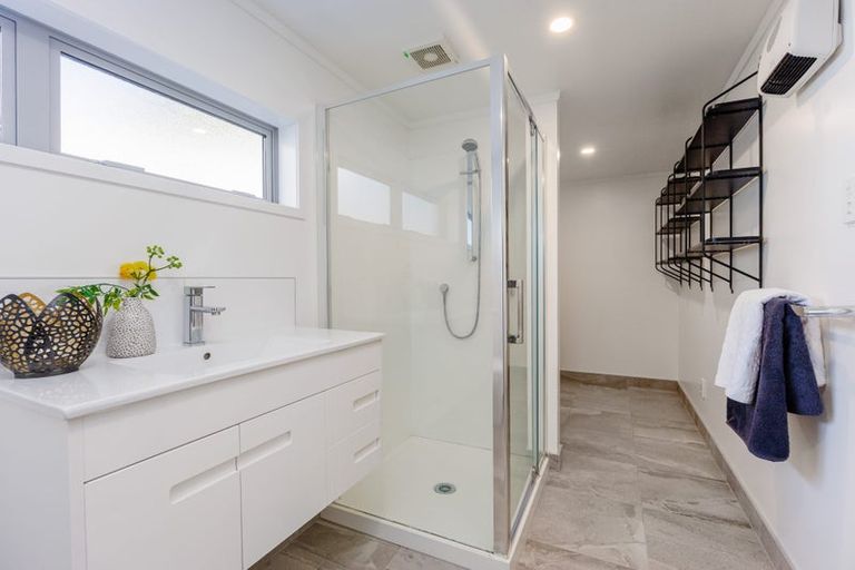 Photo of property in 3 Idyll Place, Northcross, Auckland, 0632