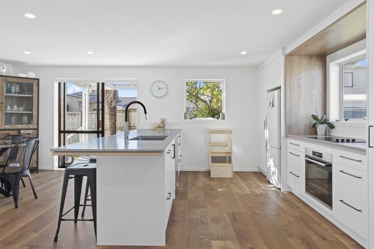 Photo of property in 3 Crispe Road, Clarks Beach, 2122