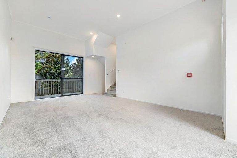 Photo of property in 4/2 Swan Hill Drive, Glen Eden, Auckland, 0602