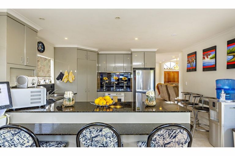 Photo of property in 11 Glenveagh Park Drive, Weymouth, Auckland, 2103