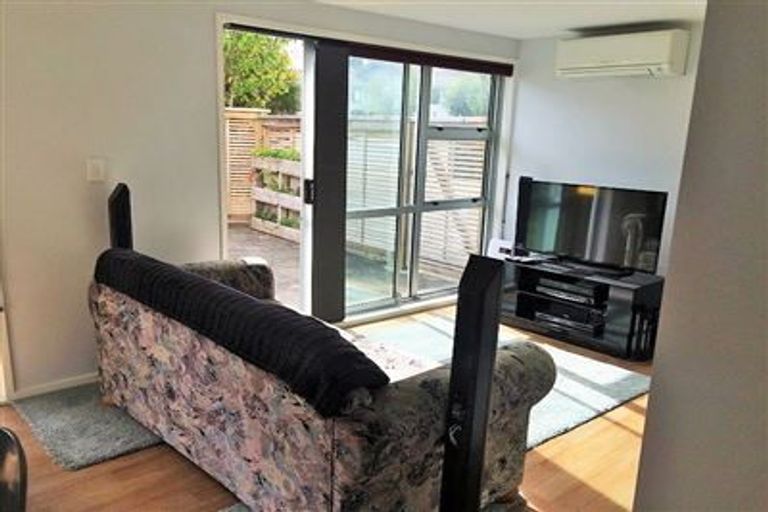 Photo of property in 124 Taylor Terrace, Tawa, Wellington, 5028