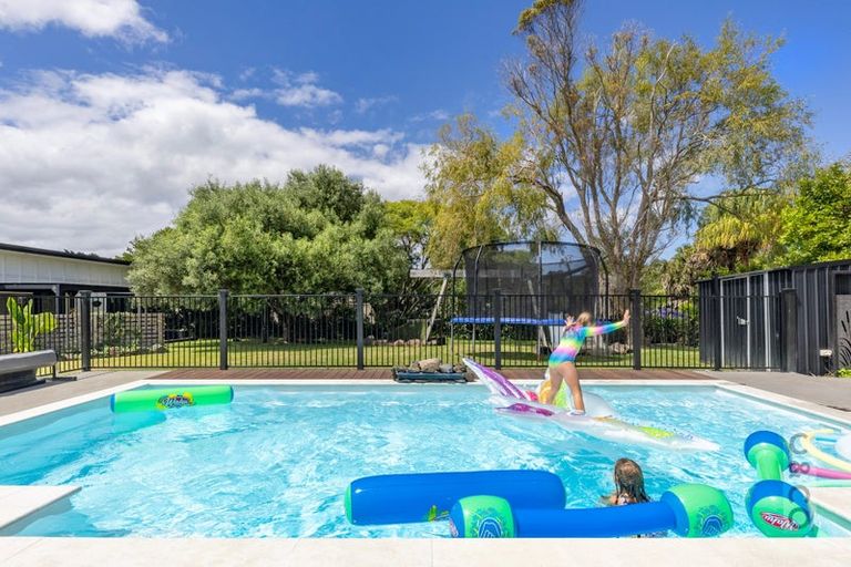 Photo of property in 855 State Highway 16, Waimauku, 0812