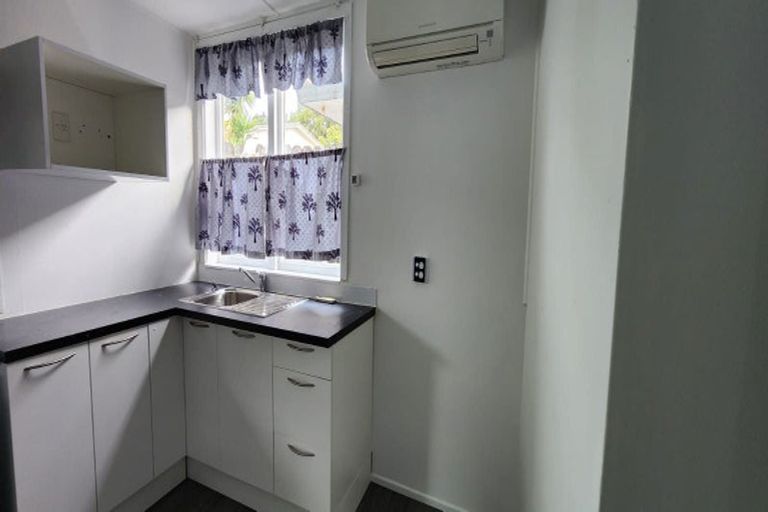 Photo of property in 16 Albert Road, Kelston, Auckland, 0602